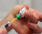 Italy cấm trẻ không tiêm vaccine đến trường