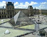Kim tự tháp kính ở bảo tàng Louvre 'khoác' áo mới mừng sinh nhật 30 tuổi