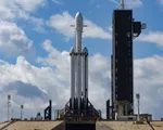 SpaceX hoãn vụ phóng thương mại đầu tiên của tên lửa Falcon Heavy