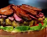 Burger rắc vàng mừng lễ đăng quang của Nhật Hoàng