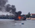 Cháy tàu câu mực tại Nghệ An