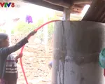 Nắng nóng kéo dài, người dân phải mua nước sinh hoạt