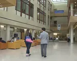 Hàng triệu người lớn tuổi ở Mỹ vật lộn trả học phí đại học