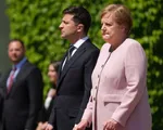 Thủ tướng Đức Angela Merkel run bần bật khi ch&agrave;o cờ