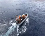 Đưa 7 ngư dân Nghệ An được cứu sống trong vụ chìm tàu vào đất liền