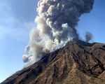 Núi lửa phun trào trên đảo du lịch Stromboli, Italy