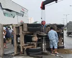 Xe ben chở đá lật nhào trên đường Phạm Văn Đồng, TP.HCM