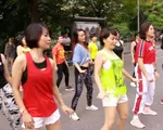 Lớp học nhảy Zumba đặc biệt ở phố đi bộ Hồ Gươm