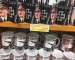 Du khách Anh “choáng váng” khi thấy đồ lưu niệm có hình Hitler