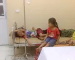 Ăn bánh dẻo mừng tân gia, 40 người ngộ độc phải nhập viện