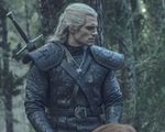Quá yêu thích nhân vật Geralt, Henry Cavill mang hẳn trang phục 'The Witcher' về nhà…ngắm