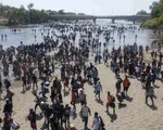 Hàng trăm người di cư vượt sông vào Mexico