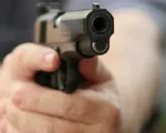 Cướp cò khi khoe súng tự chế mua trên mạng, một người tử vong