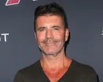 Simon Cowell đang tập đi sau tai nạn ngã xe đạp điện gãy lưng