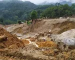 Dỡ rào chắn đi qua khu vực sạt lở, 2 thanh niên suýt mất mạng