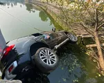 Ô tô 7 chỗ mất lái lao xuống hồ ở Hà Nội, 4 người thoát chết