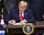 Ông Trump ký luật có thể đuổi công ty nước ngoài ra khỏi sàn chứng khoán Mỹ