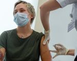 Hàng nghìn người dân Moscow đi tiêm vaccine ngừa COVID-19