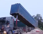 Xe chở cát lậu ngụy trang dưới vỏ bọc container: Khó biết, khó bắt, khó xử phạt!