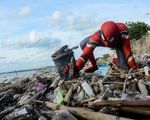 'Người nhện' nhặt rác ở Indonesia
