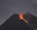 Núi lửa Merapi ở Indonesia lại bất ngờ "'thức giấc'", khói bụi bốc cao 2km