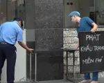 Nhiều nơi TP.HCM phát khẩu trang miễn phí cho du khách và người dân