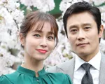 Lee Byung Hun đưa con trai tới thăm b&agrave; x&atilde; Lee Min Jung ở phim trường