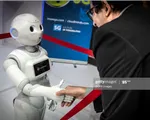 Pepper - Robot nhắc nhở khoảng cách an toàn tại siêu thị