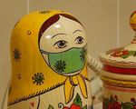 Búp bê Matryoshka đeo khẩu trang trong mùa dịch COVID-19