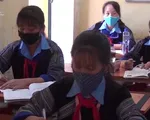 Học sinh lớp 9 và 12 ở Yên Bái đi học trở lại, chấp hành nghiêm việc đeo khẩu trang