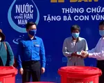 Tặng hàng trăm thùng chứa nước cho người dân vùng hạn mặn Cà Mau