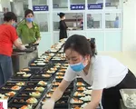 Giáo viên tại Hải Phòng tình nguyện làm đầu bếp phục vụ bữa ăn cho khu cách ly