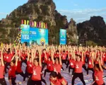 Gần 3.000 người đồng diễn yoga bên Vịnh Hạ Long