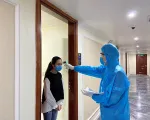 Cách ly có trả phí tại khách sạn như thế nào để không bỏ sót người mắc COVID-19?