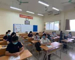 Thí sinh nghiêm túc chấp hành quy định giãn cách khi đến làm thủ tục thi tốt nghiệp THPT 2020