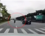 Xe máy phóng nhanh ngược chiều, tông thẳng đầu ô tô