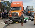 Xe container húc văng 7 xe máy đang chờ đèn đỏ, 6 người bị thương