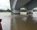 Nam thanh niên để lại xe máy trên cầu rồi nhảy xuống sông Sài Gòn mất tích