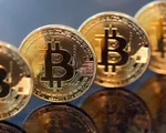 Bitcoin 'điên cuồng' tăng giá, cho chứng khoán và vàng 'hít khói'