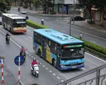Ngày đầu vận tải hành khách hoạt động trở lại tại Hà Nội: Vẫn vắng vẻ, đìu hiu