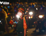 Lực lượng chức năng Hà Nội xuyên đêm túc trực hỗ trợ, đón dẫn người dân về quê