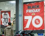 Giảm giá “sập sàn” ngày Black Friday, phố mua sắm vẫn vắng khách