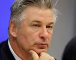 Alec Baldwin sẽ bị khám xét điện thoại sau vụ xả súng trên trường quay gây chết người