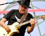 Carlos Santana gặp vấn đề về tim, hoãn show diễn