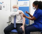 Thủ tướng Anh Boris Johnson tiêm mũi vaccine COVID-19 tăng cường