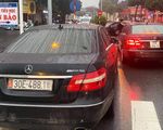 Hai xe Mercedes cùng biển số 'gặp nhau' trên phố