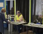 Cử tri Hà Lan tham gia bầu cử Quốc hội trong giãn cách
