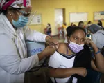 Venezuela đề xuất đổi dầu lấy vaccine ngừa COVID-19