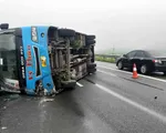 Xe khách lật trên cao tốc Nội Bài - Lào Cai, 7 người thoát chết