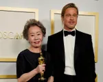 Nữ diễn viên 73 tuổi Hàn Quốc giành tượng vàng Oscar 2021 nhận câu hỏi Brad Pitt có mùi như thế nào?